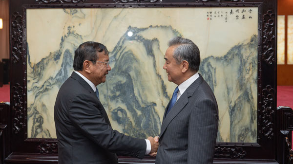 中国外相、カンボジアとタイの友情回復を呼びかけ　メコン協力会合で