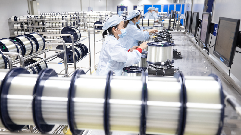 ガラスから光ファイバーへ：中国サプライチェーン進化を支えた二人の物語