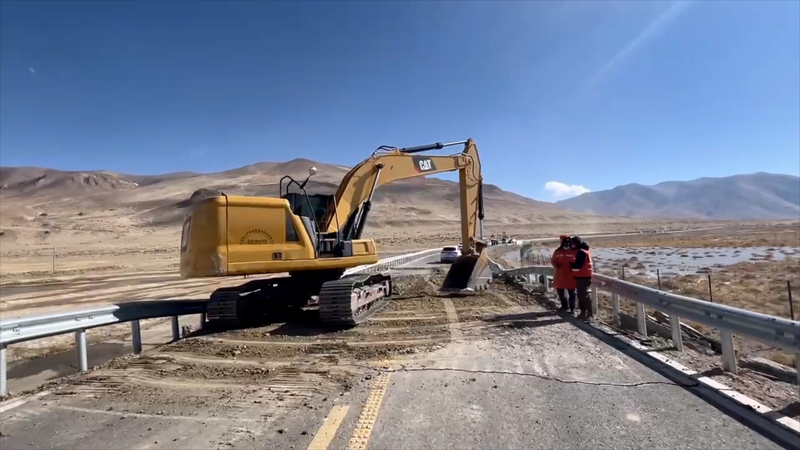 中国・西蔵の地震被災地で5本の道路が片側通行を再開 video poster