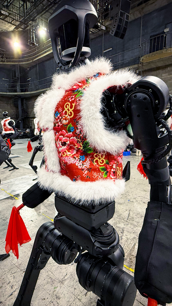 AIロボットYang Botが踊るヤンコ　春節ガラで見えた伝統文化の未来 video poster