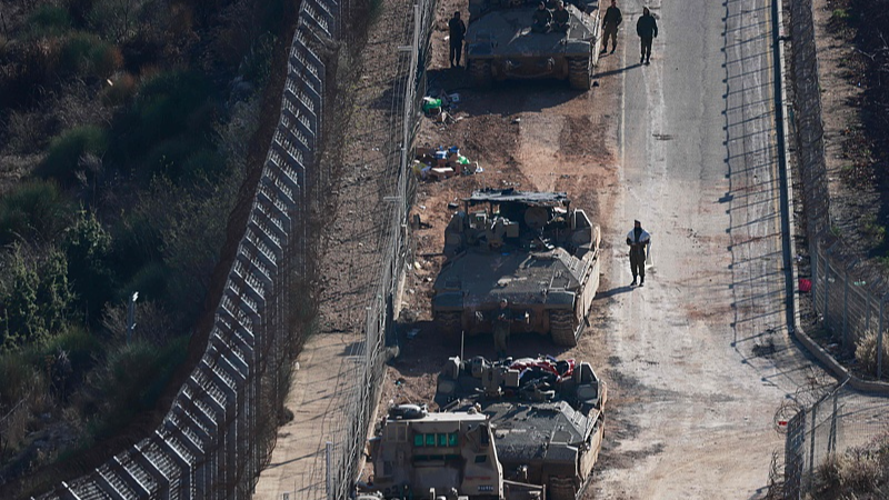 イスラエル軍がシリア国境地帯を掌握　戦略兵器施設を空爆か