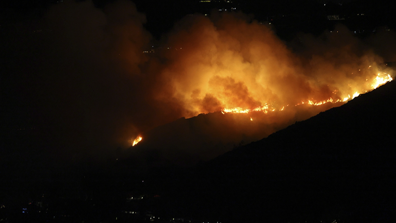 米カリフォルニア南部で山火事拡大　ハリウッドヒルズも炎の危機
