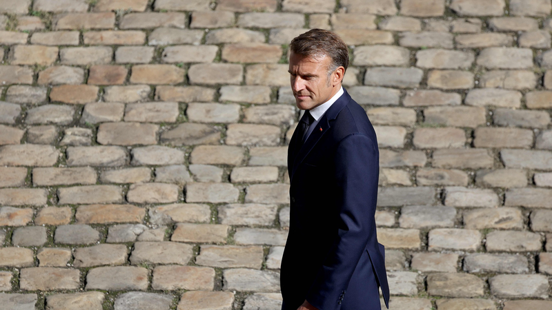 フランス政局混迷：マクロン大統領、政府崩壊で5人目の首相探し