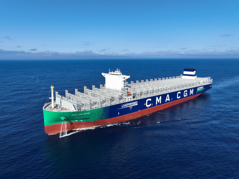 上海で世界最大24,000TEU級LNGコンテナ船CMA CGM SEINE引き渡し