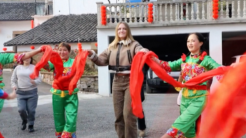 春節前の中国本土に外国人観光客が急増　予約は2024年比200％超の見込み video poster