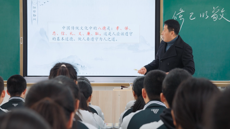 映画『The Wandering Earth II』に見る「和」と団結の精神 video poster