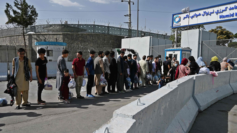 英政府の極秘アフガン避難計画、スーパー禁制令解除で発覚