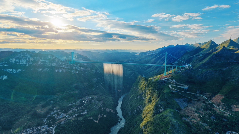 世界一高いHuajiang Grand Canyon Bridge、工学と観光が出会う新名所
