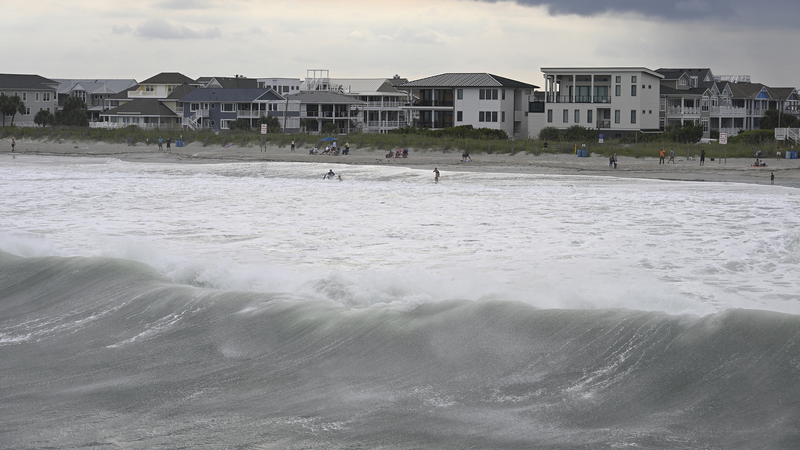 大西洋沖のハリケーン・エリン、米東海岸に危険なストームサージの恐れ video poster