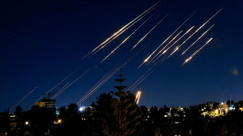 イラン・イスラエル衝突、中東全域の戦争リスクを専門家が警告 video poster