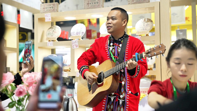 中国茶エキスポで光るワ族の若者　プーアル茶と民族文化の今 video poster