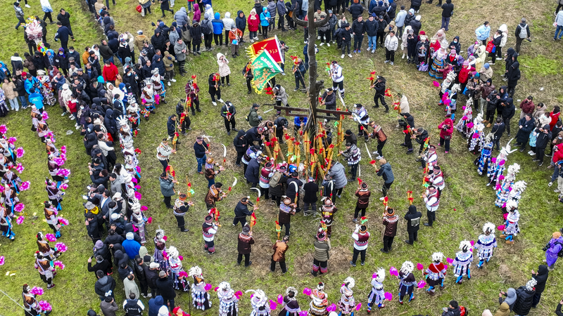 ミャオ族の斜面飛び祭り、彩り豊かなルーシェン踊りが主役に