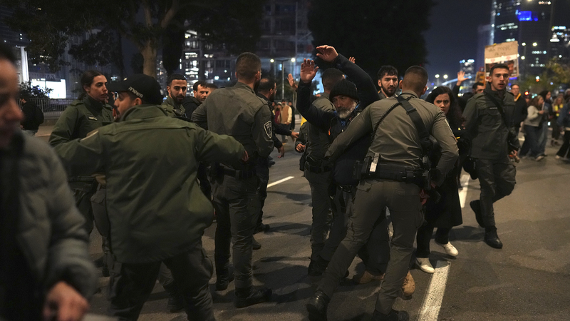 イスラエルがガザで軍備を最高警戒に　ハマスが人質引き渡し延期を表明