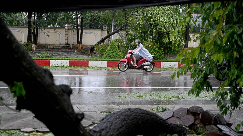 台風カジキがベトナム沿岸部を直撃　数万人避難の国際ニュースを解説 video poster