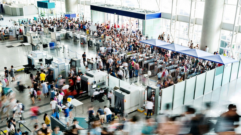 2025年中国春節「春運」で延べ90億回の移動見込み　8連休で需要増 video poster