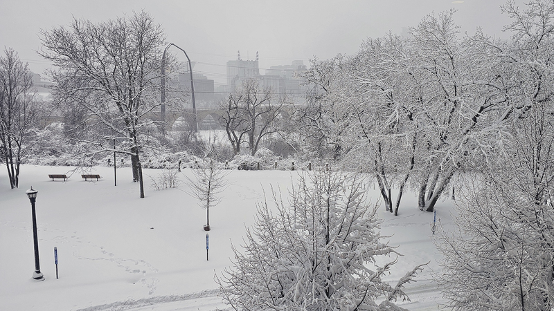 米国を強力な暴風が直撃　竜巻と猛吹雪、西部には新たな嵐も