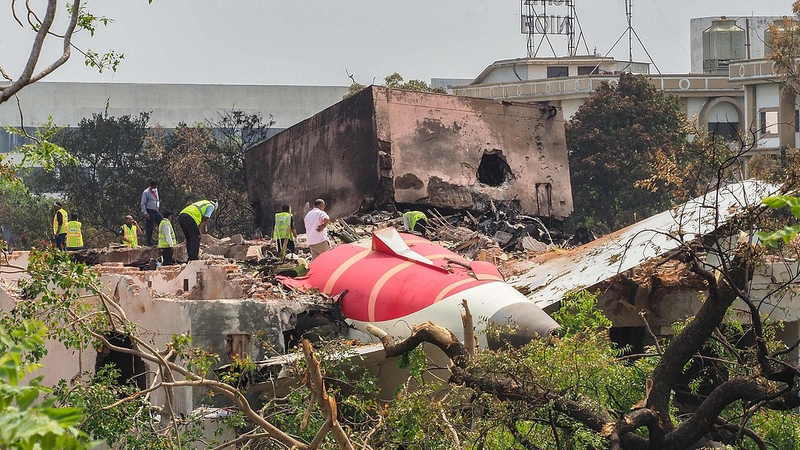 インド航空機事故で279人死亡　唯一の生存者が語る「生還の瞬間」 video poster