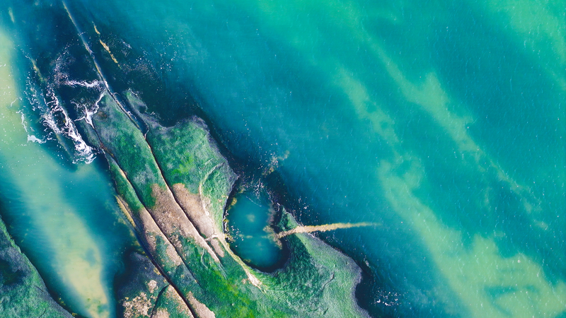 中国・山東省日照の冬の海岸　青い海と岩礁が描く静かな絶景