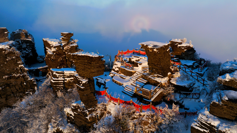 世界自然遺産梵浄山で仏の光　2025年初雪が見せた光学現象