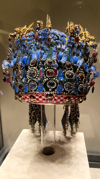 北京・中国国家博物館の鳳凰冠に長い列　精緻な美しさに見入る来館者たち video poster