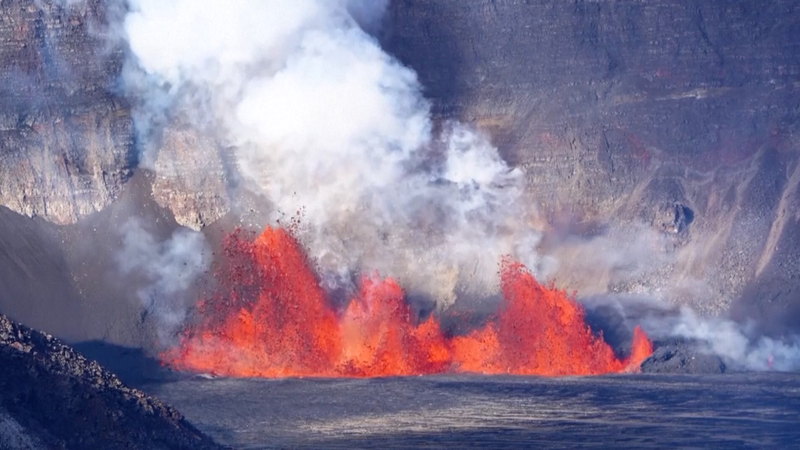 ハワイ・キラウエア火山が噴火　国立公園の山頂カルデラで2日連続 video poster