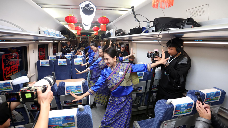 春節ムード満開 中国ラオス鉄道の車内で交わされた新年の願い video poster