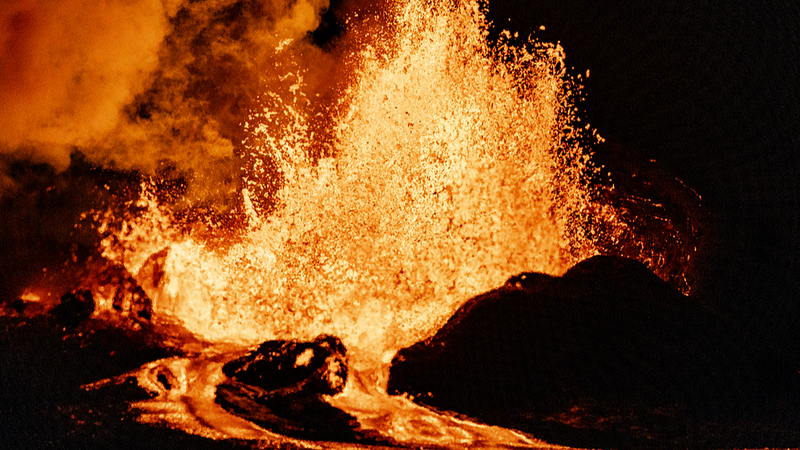 ハワイ・キラウエア火山が12月に再噴火　溶岩噴泉は最大300メートル video poster