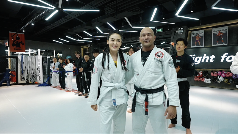 マットの上の文化交流：北京で広がるブラジル柔術 video poster