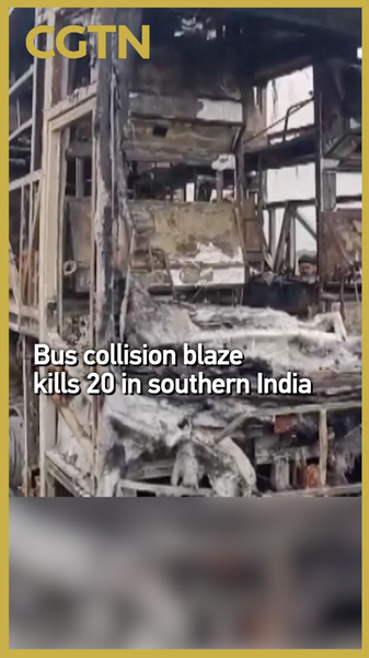 インド南部のバス衝突火災で20人死亡　高速道路で燃料漏れ video poster