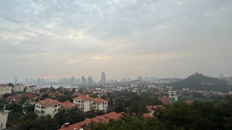 赤い屋根と夕焼けの丘を歩く：中国・青島でたどる記憶のまち歩き