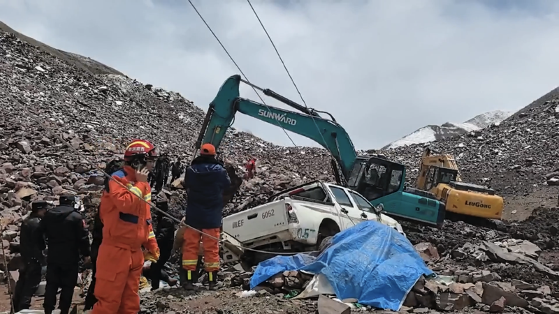 中国Xizang自治区で地滑り　3人死亡・7人不明、救助続く video poster