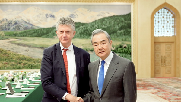 王毅氏、英国に「前向きで現実的な対中政策」を要請　北京で安保担当と会談