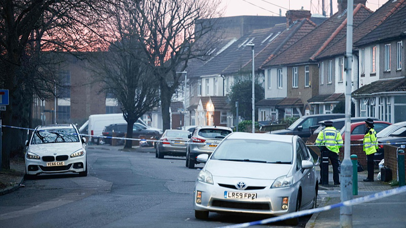ヒースロー空港で大規模停電　変電所火災で一時閉鎖、1000便超に影響 video poster