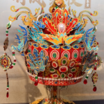 歌う鳳凰冠を自作？木片数百で組む“回転する音楽箱”が話題に video poster