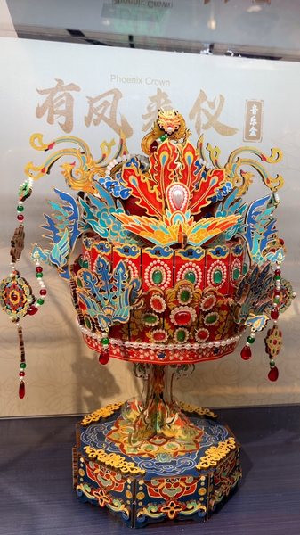 歌う鳳凰冠を自作？木片数百で組む“回転する音楽箱”が話題に video poster