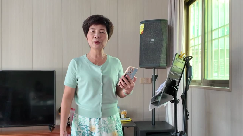 英語も読めない60歳がネットスターに　Aunty Ruの歌声が届ける勇気 video poster
