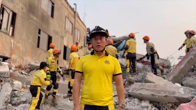 ミャンマー地震で中国救援隊がマンダレーで時間との戦いの捜索 video poster