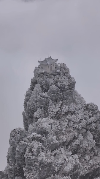 中国・梵浄山が銀世界に　雪景色に惹かれ冬の観光客が殺到 video poster