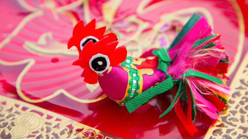 中国の立春を彩る布製ニワトリ飾り　親の吉を願う春の風習