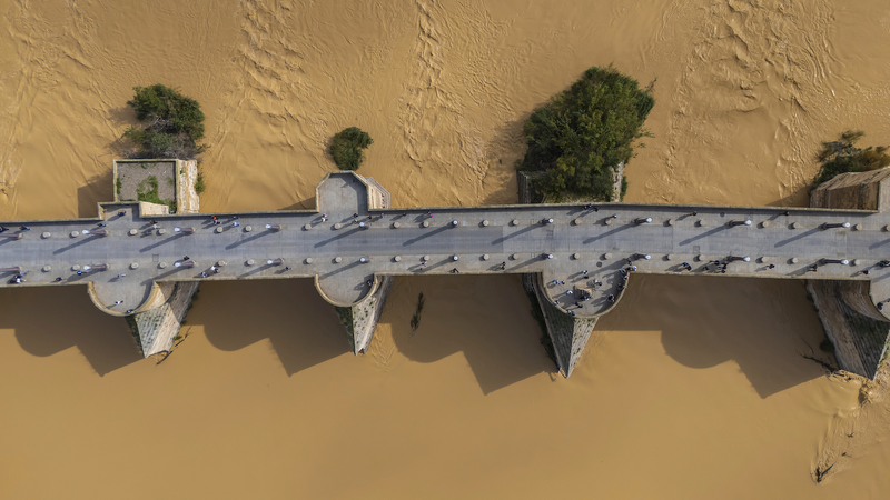 スペイン東部の豪雨で死者217人　バルセロナで鉄道運休