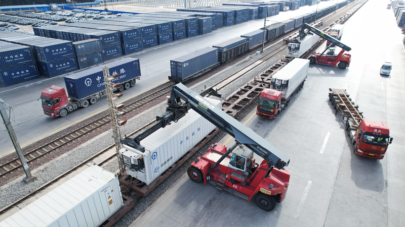 中国ラオス鉄道の貨物輸送が累計6,000万トン超え　地域貿易の新動脈に video poster