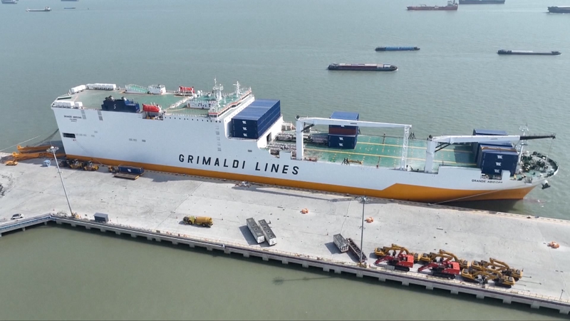 長江からアフリカへ直行航路が開設　中国発自動車輸出に追い風 video poster