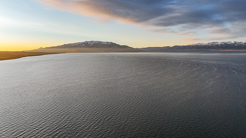新疆・サイラム湖の秋が幻想的　天山山脈に抱かれた絶景ライブ video poster