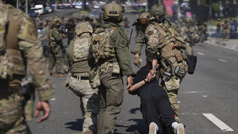 ロサンゼルスで移民取り締まりに抗議　トランプ氏が2,000人派兵