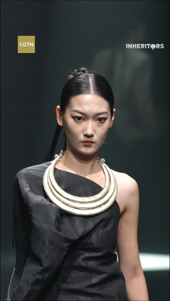 中国国際ファッションウィークで輝くミャオ刺繍　AIがつなぐ伝統と未来 video poster