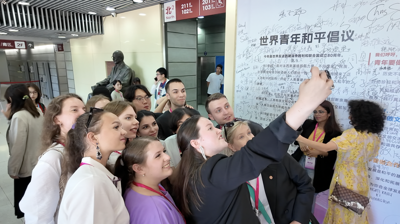 世界青年平和会議、若者3,000人が団結と協力を呼びかけ video poster