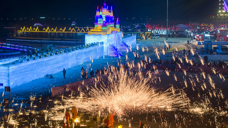 中国ニュース：瀋陽・臥龍湖で溶けた鉄が花火に　氷と炎の鉄花ショー