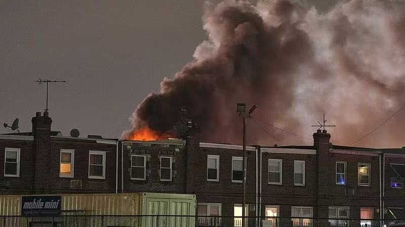 フィラデルフィアで小型ジェット機墜落　ドアベル動画が捉えた30秒後の悲劇 video poster