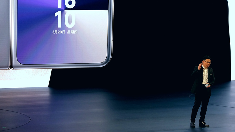 ファーウェイ、HarmonyOS NEXT系初の折りたたみスマホ「Pura X」を発表