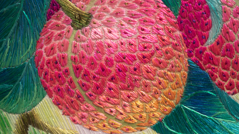 広州の広繍が描くライチ文化　中国伝統刺繍が果物を物語に変える